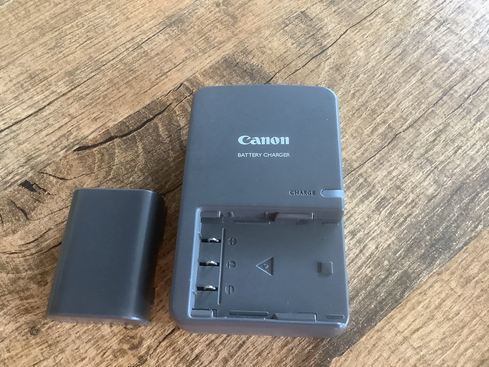 Canon oplader plus accu, Ophalen of Verzenden, Zo goed als nieuw