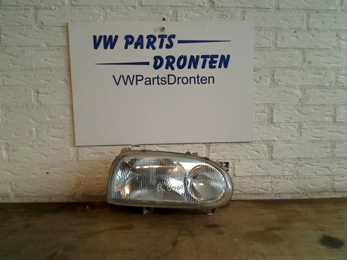 Koplamp rechts van een Volkswagen Golf