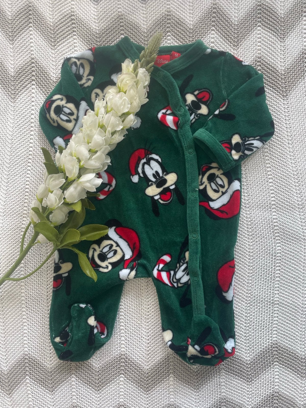 NIEUW, groen velours kerstpakje van Mickey Mouse, maatje 56, Ophalen of Verzenden, Nieuw, Jongetje, Pakje