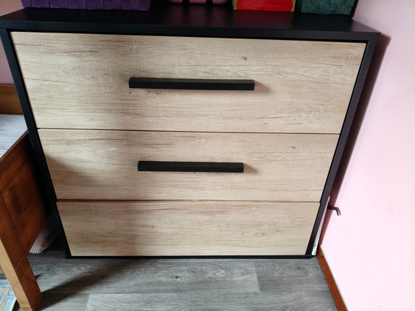 Gratis Lucas Commode met 3 laden - Houtlook en zwart, Huis en Inrichting, Kasten | Ladekasten, Gebruikt, 100 tot 150 cm, 50 tot 100 cm