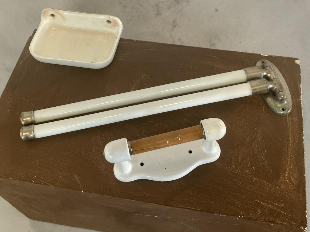 Antieke badkamer Bauhaus set: handdoek-, wc-rol-houder, Antiek en Kunst, Ophalen