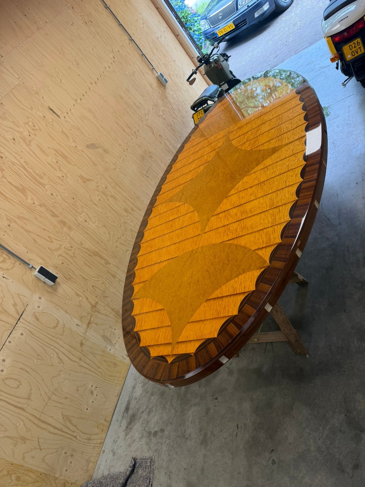 Ovale eettafel met marqueterie en glanzende afwerking, Ophalen