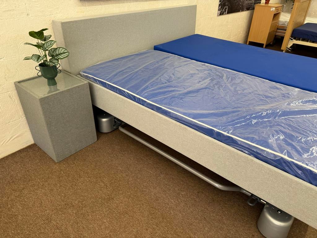 Hoog/laag senioren bed z.g.a.n. met garantie, Huis en Inrichting, Slaapkamer | Bedden, Overige materialen, Oorschot, Verstelbaar