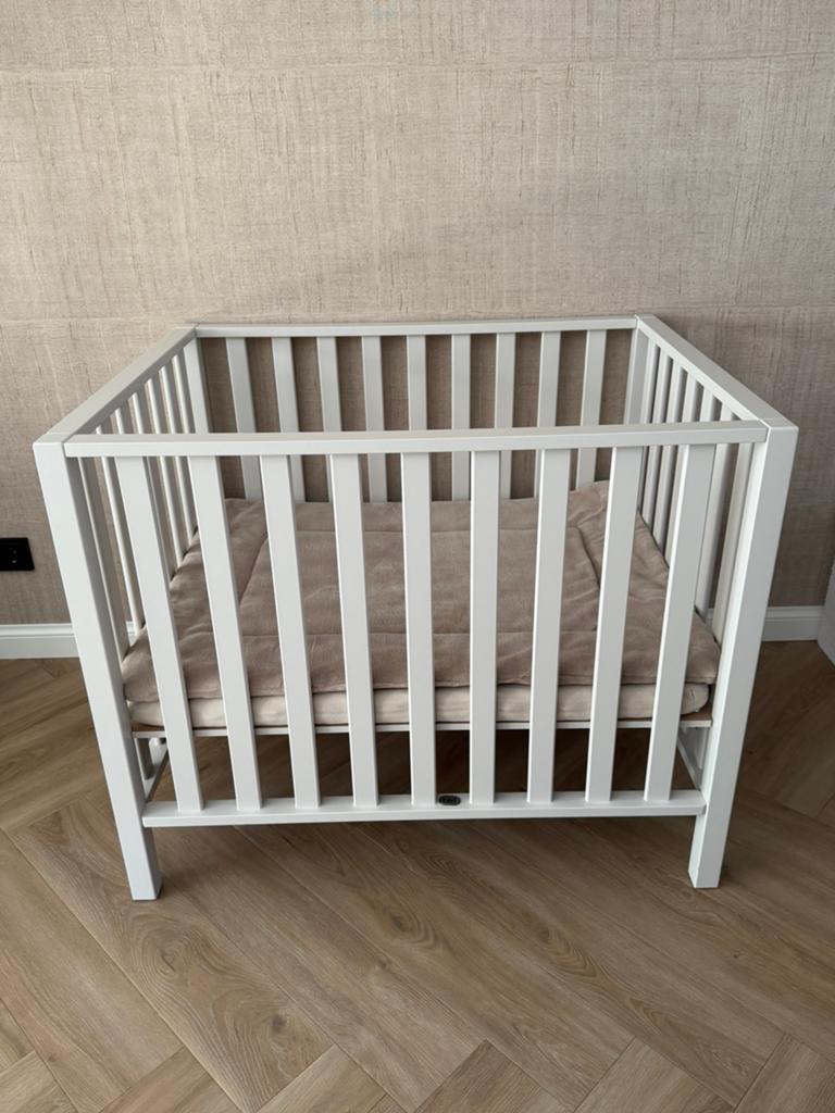 Taupe box inclusief matras en boxkleed, Kinderen en Baby's, Boxen, Ophalen, Zo goed als nieuw, Rechthoekig, In hoogte verstelbaar
