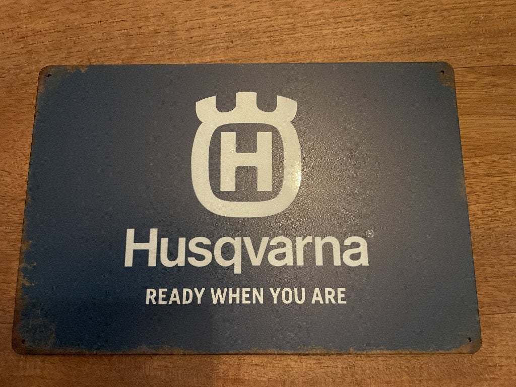 Husqvarna , ready when you are metalen reclamebord,old Look, Verzamelen, Merken en Reclamevoorwerpen, Www.pand50.nl, Reclamebord