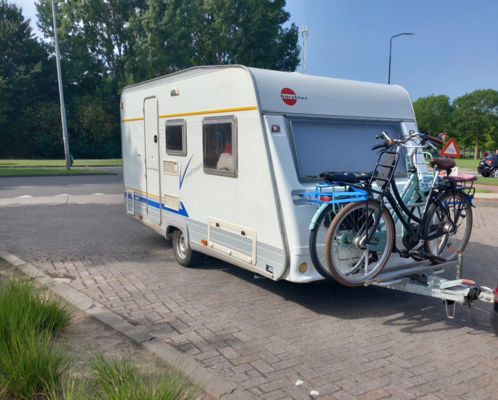 Burstner Avantgarde 420 TN uit 2000, Reservewiel, Dwars-stapelbed, Treinzit, 750 - 1000 kg