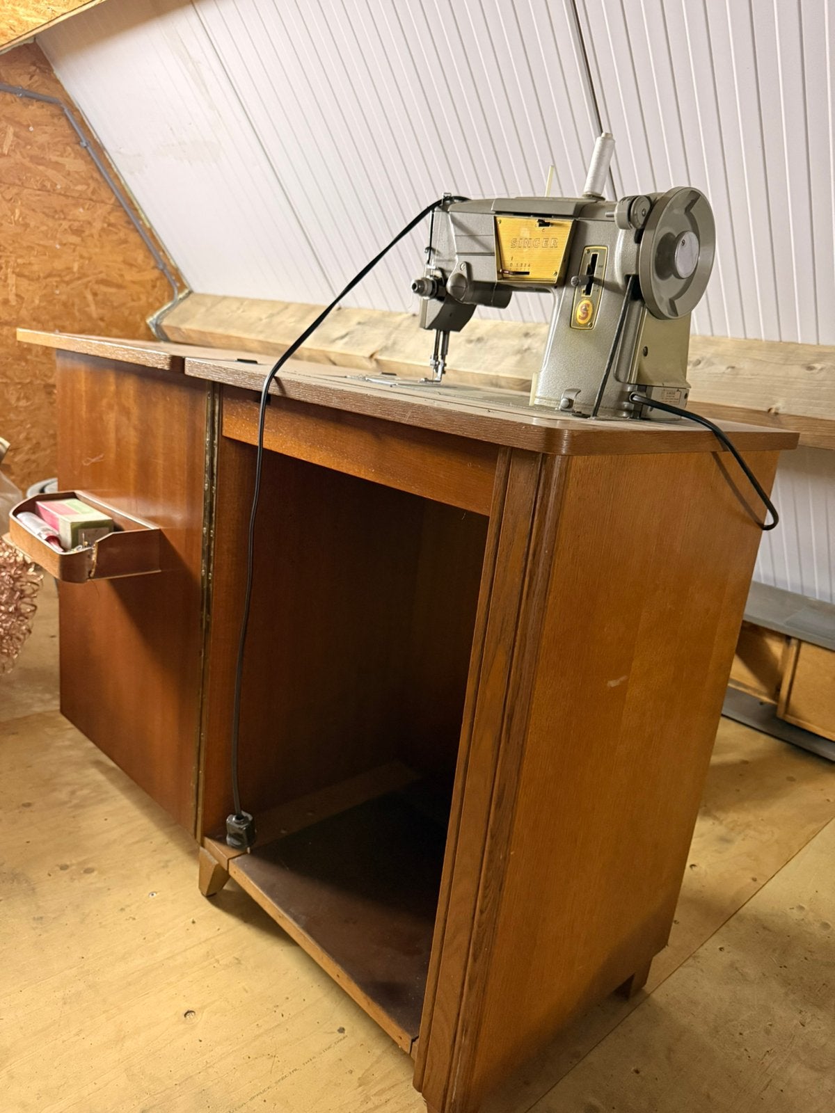 Singer naaimachine in houten meubel, Ophalen