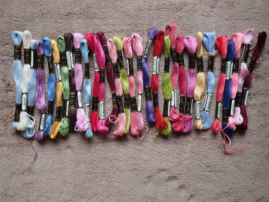 Borduurzij, 30 strengetjes in vrolijke kleuren, geen DMC, Ophalen of Verzenden, Nieuw, Borduurgaren of Zijde
