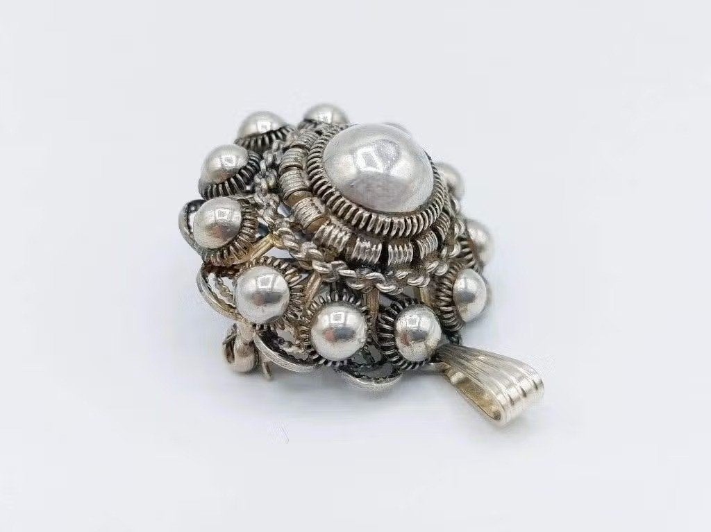 Zilveren Zeeuwse knop broche of  ketting hanger
