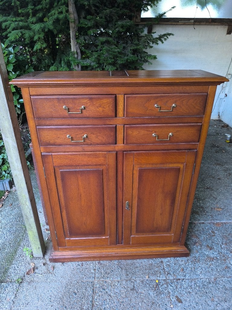 Eikenhouten kast, Ophalen