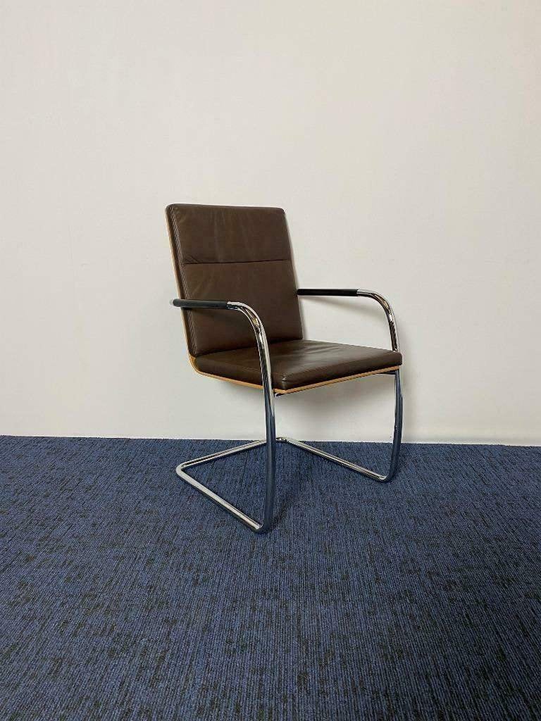 137 x Vergaderstoel Thonet S61, design, bruin leder, chroom, Ophalen, Gebruikt, Bruin, Vijf, Zes of meer stoelen