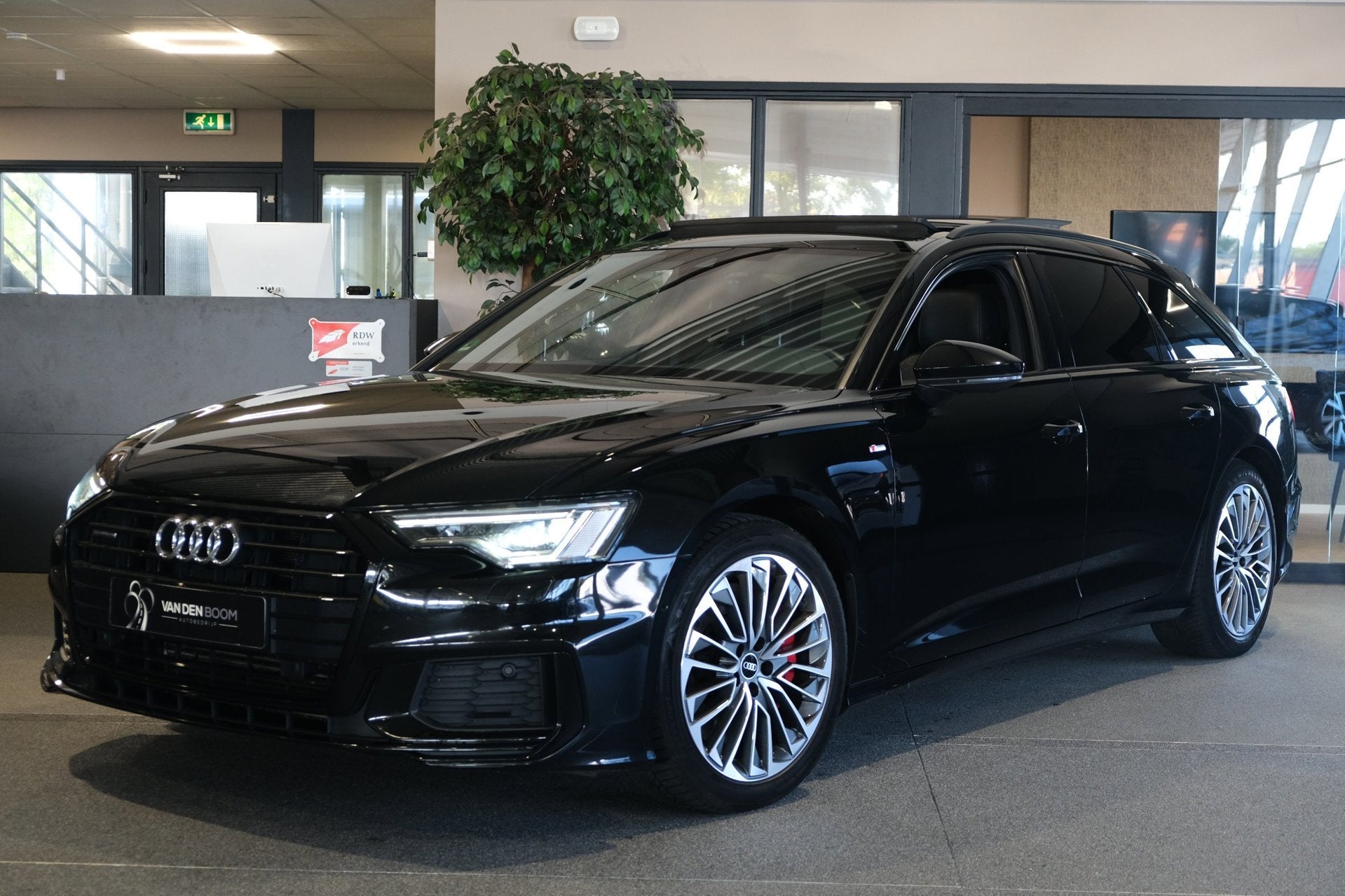 Audi A6 Avant 55 TFSI e quattro 2x S-line 367pk SOH 95% Pano, Auto's, Automaat, Dealer onderhouden, 14 kWh, Gebruikt