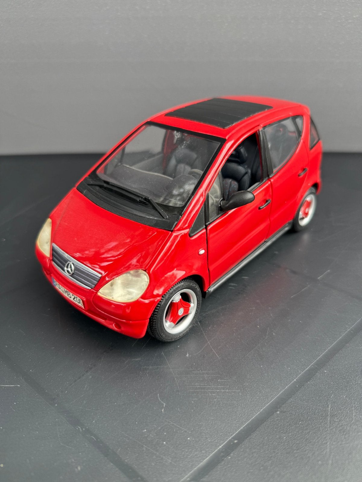 Mercedes A klasse 1997 1/18 Maisto, Hobby en Vrije tijd, Modelauto's | 1:18, Ophalen of Verzenden, Zo goed als nieuw