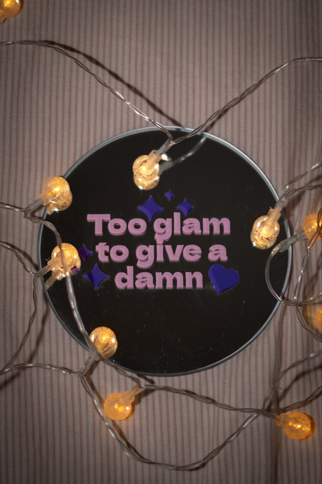 Decoratieve spiegel met tekst "Too glam to give a damn", Huis en Inrichting, Minder dan 50 cm, Gebruikt, Rond, Ophalen of Verzenden