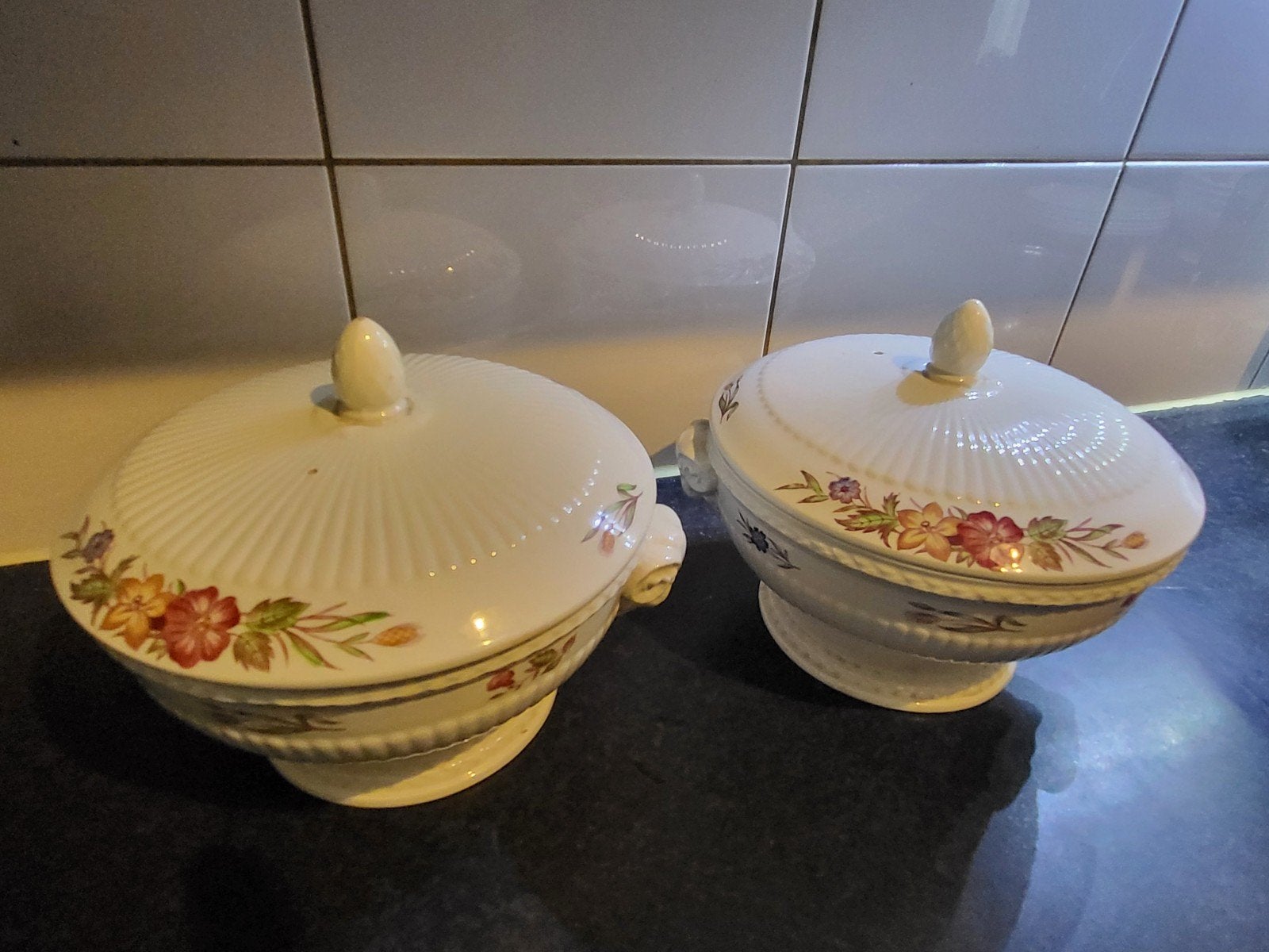 2 Wedgwood Edme Cavalier schalen met deksel, Antiek en Kunst, Antiek | Servies compleet, Ophalen of Verzenden