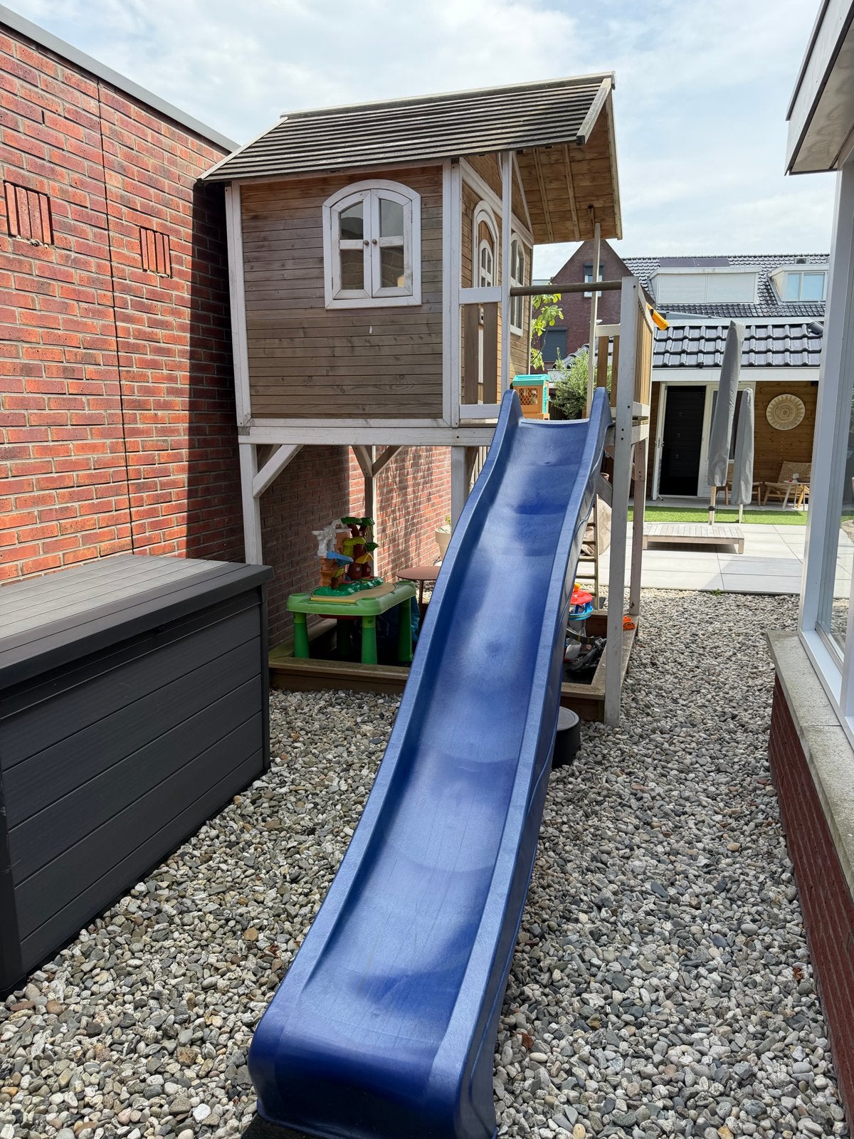 Houten speelhuisje met glijbaan en zandbak AXI Marc, Ophalen, Gebruikt, Hout
