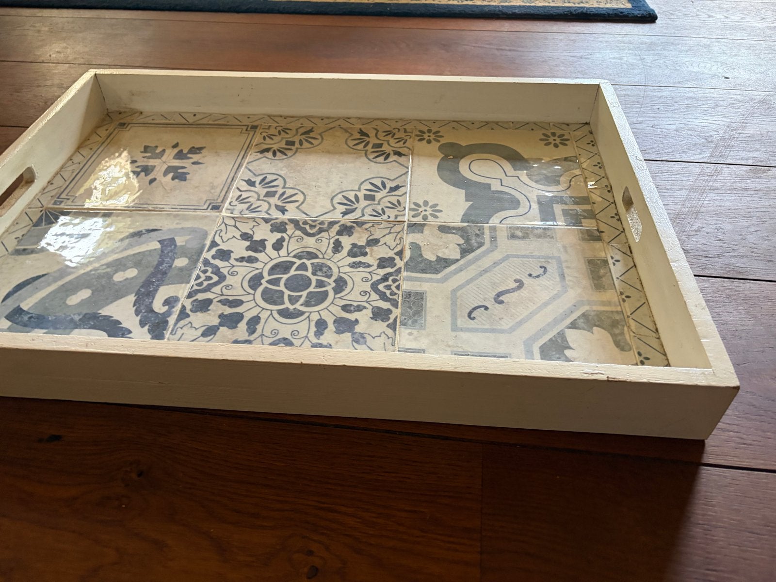 Decoratieve dienblad met tegeltjespatroon, Huis en Inrichting, Woonaccessoires | Dienbladen, Ophalen, Gebruikt, Rechthoekig, Hout