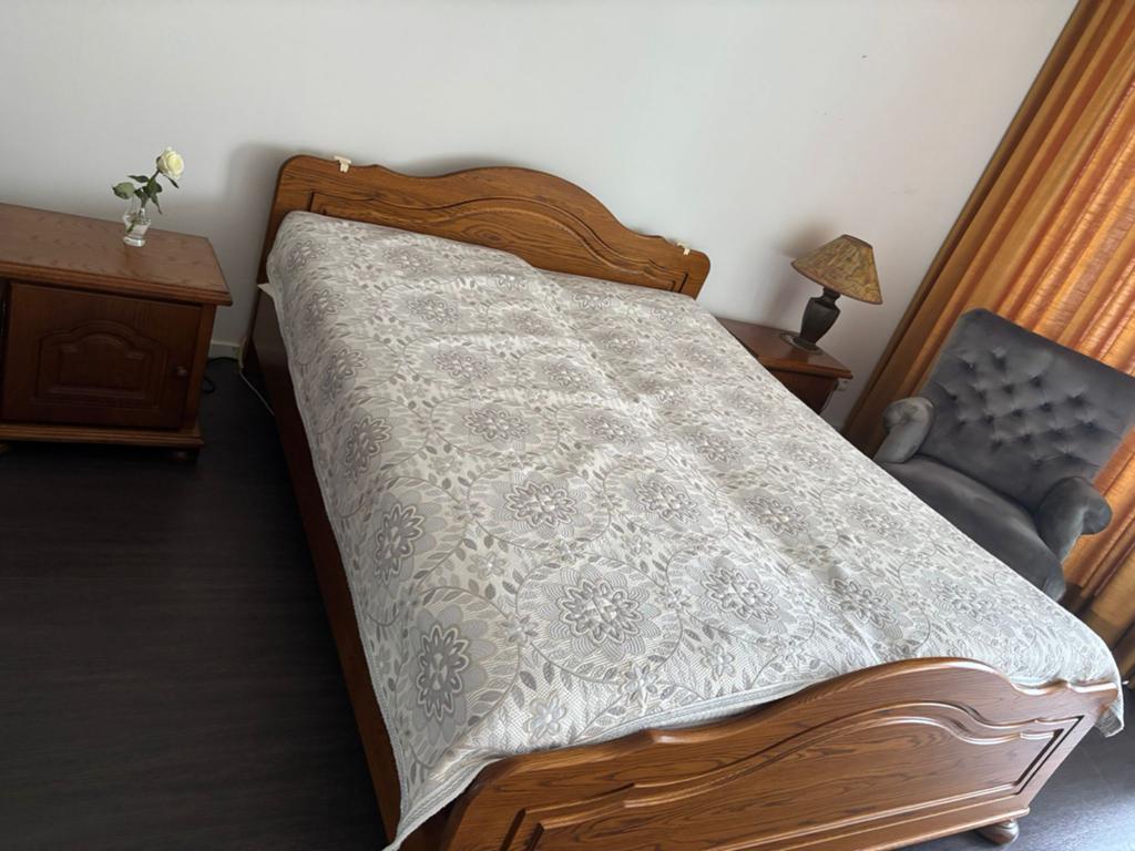 Slaapkamer::Elektrisch Bed, Nachtkastjes, Kledingkast, Ophalen, Gebruikt, 200 cm of meer, Met lade(s)