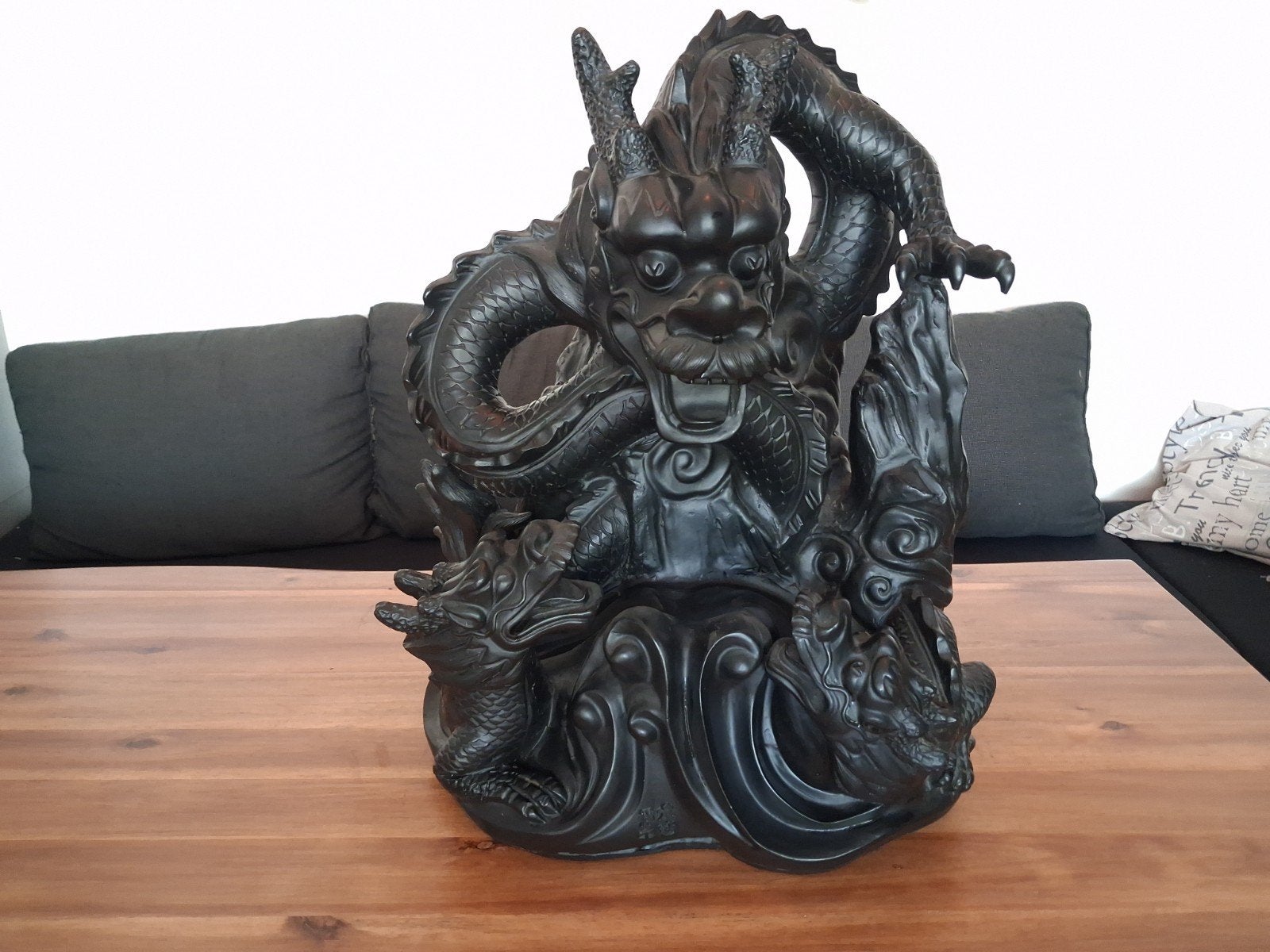 Indrukwekkend Zwart Drakenbeeld  43 x 53 cm, Antiek en Kunst, Ophalen, Overige onderwerpen, Handgemaakt, Beeld