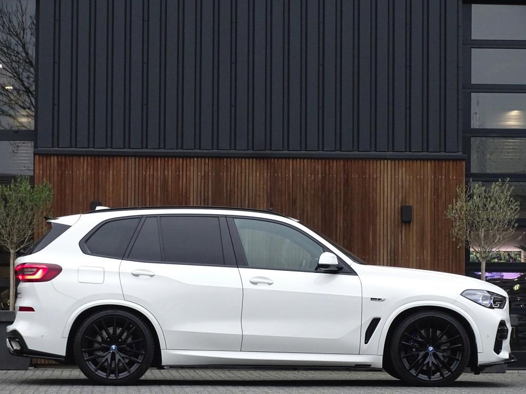 BMW X5 45e 394PK X-drive / M-Sport Pro Individual / B&W / 36, Gebruikt, 394 pk, Met garantie (alle), Wit