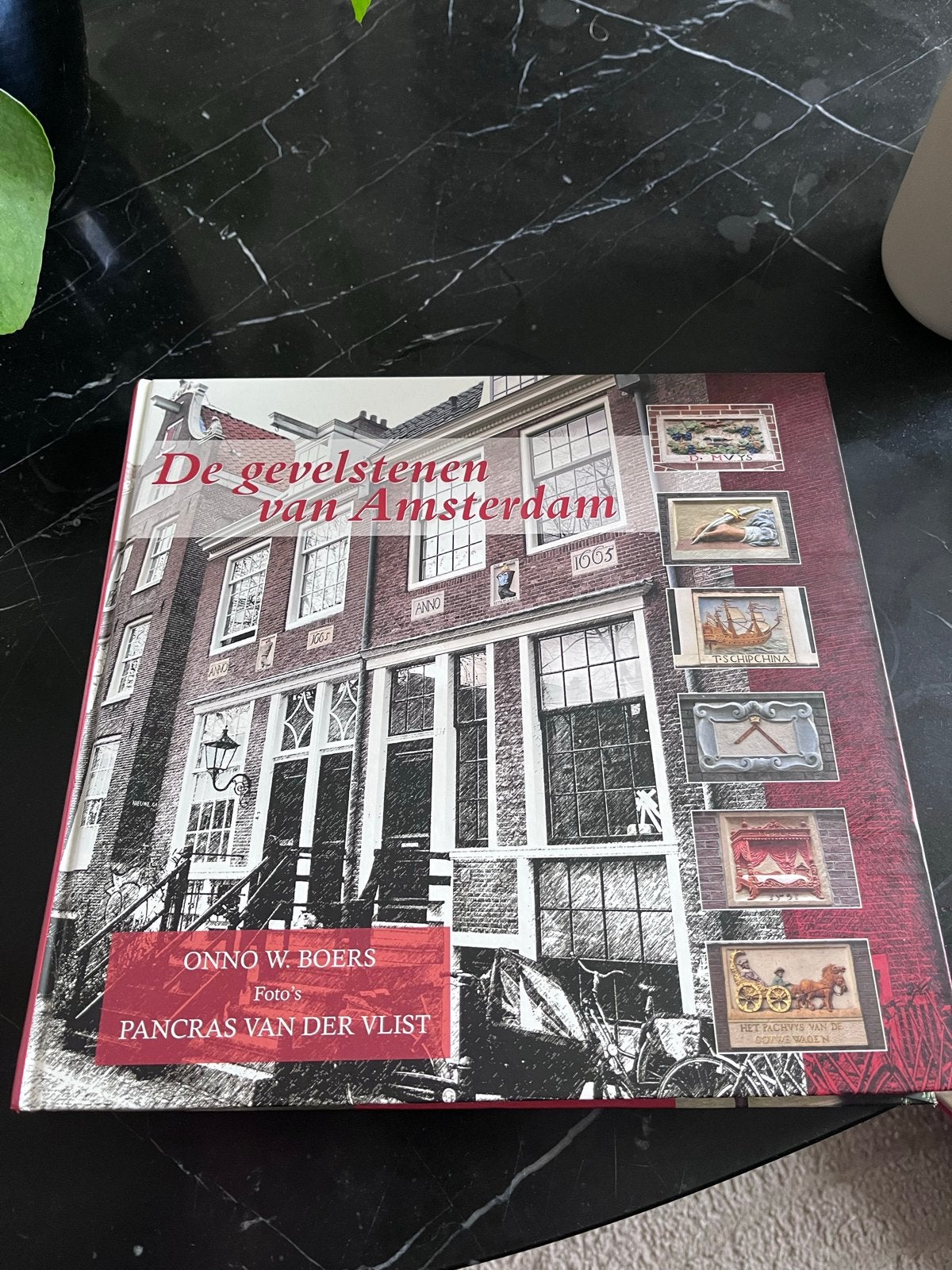 De Gevelstenen van Amsterdam - Onno W. Boers, Boeken, Geschiedenis | Stad en Regio, Verzenden, 20e eeuw of later, Zo goed als nieuw