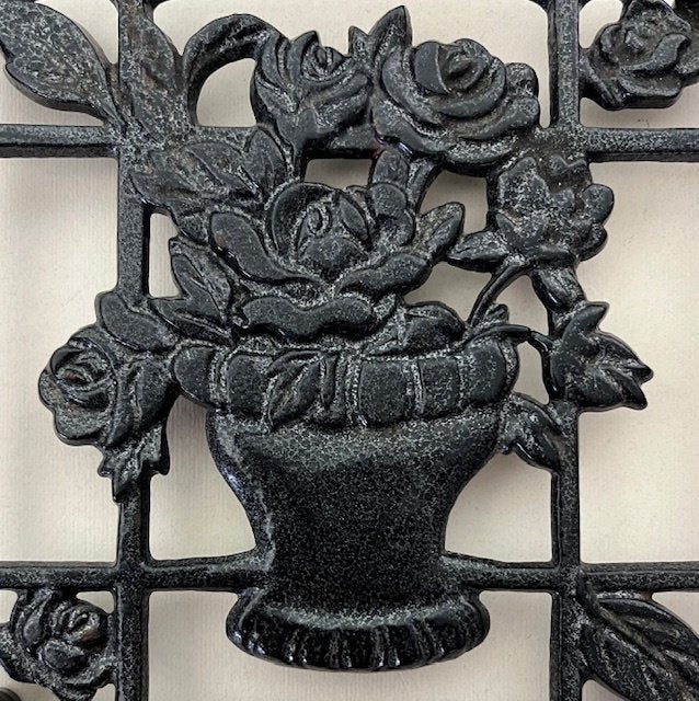 Vintage Franse gietijzeren onderzetter met rozen, Huis en Inrichting, Woonaccessoires | Onderzetters, Metaal, Ophalen of Verzenden