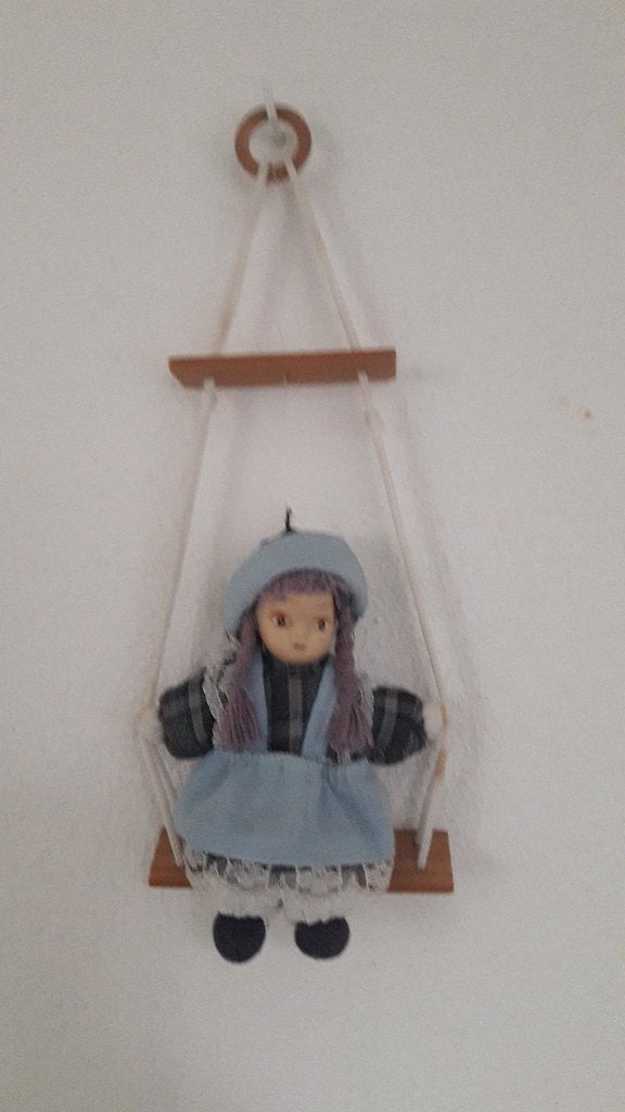 Vintage popje / hangpopje op schommel, Ophalen of Verzenden, Gebruikt, Pop