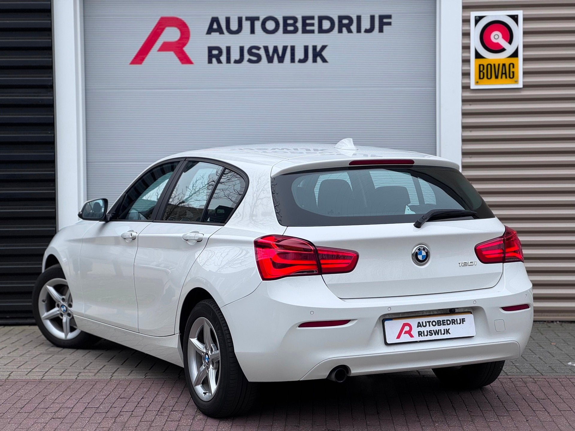 BMW 1-serie 120i Essential Camera/Navi/Keyless, Auto's, Parkeersensor, Achterwielaandrijving, Gebruikt, 4 cilinders