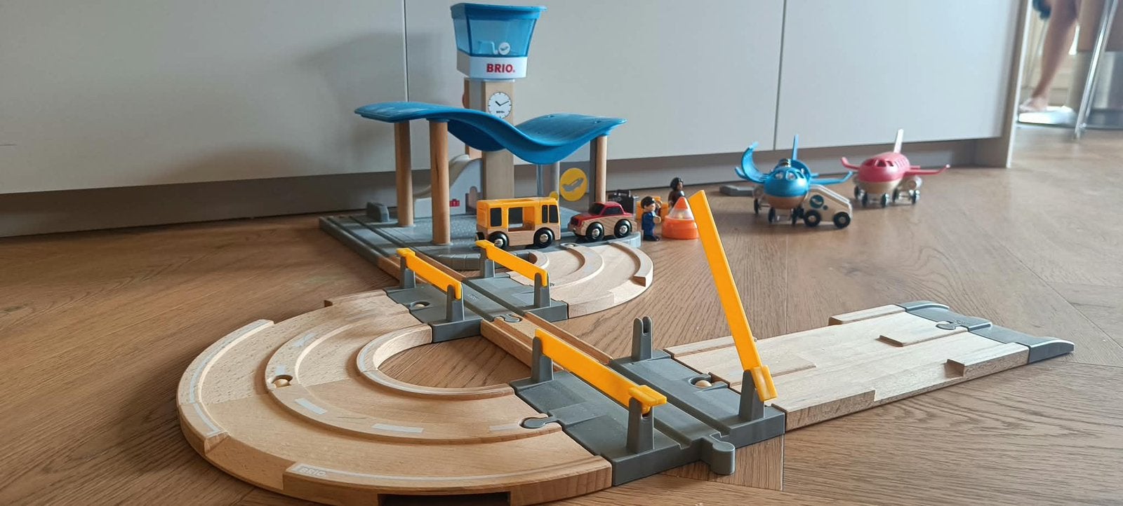 Brio luchthaven set met vliegtuigen, Ophalen, Zo goed als nieuw