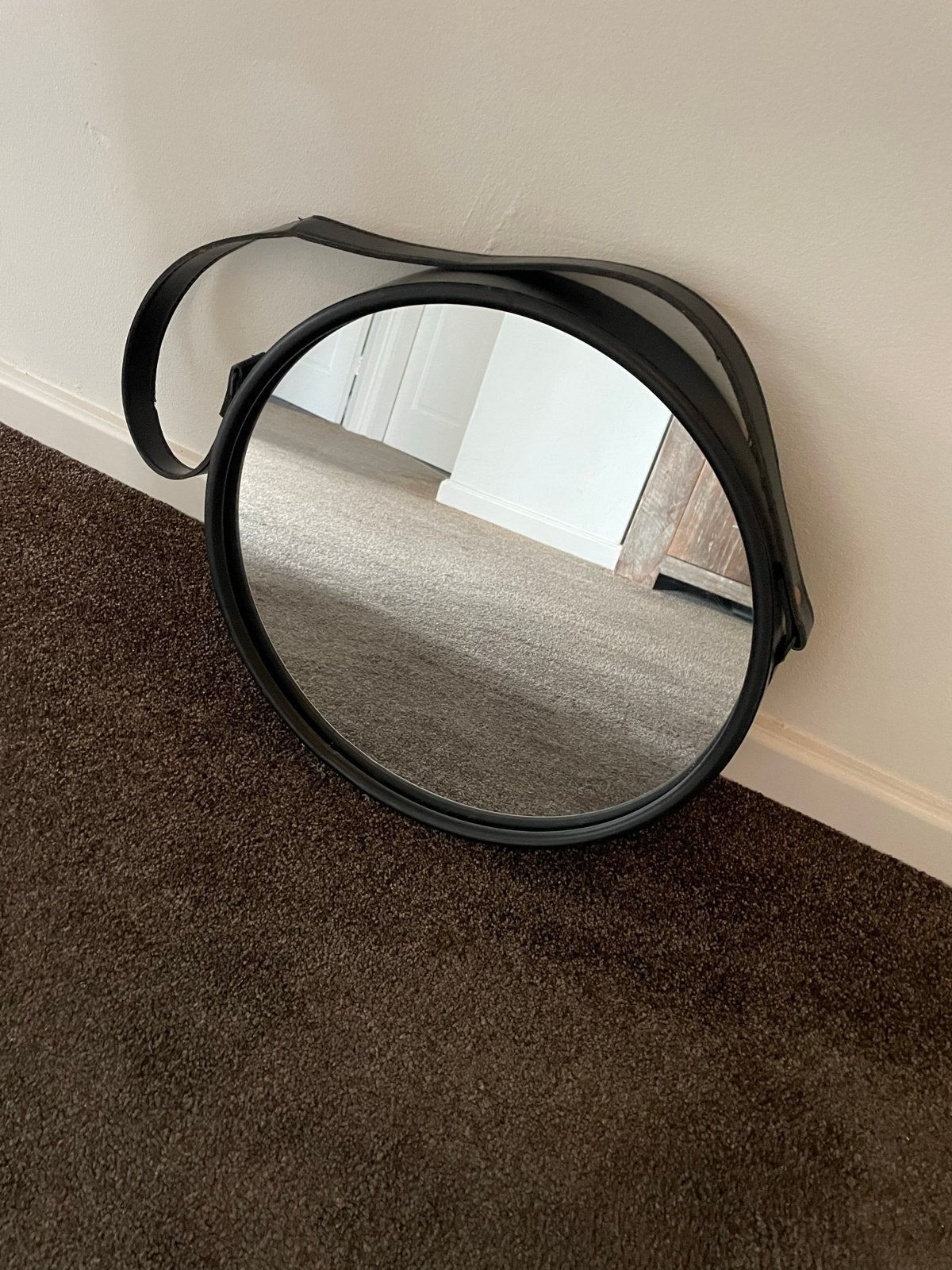 Ronde spiegel met zwarte leren band, Huis en Inrichting, Ophalen, Gebruikt, Rond, Minder dan 100 cm