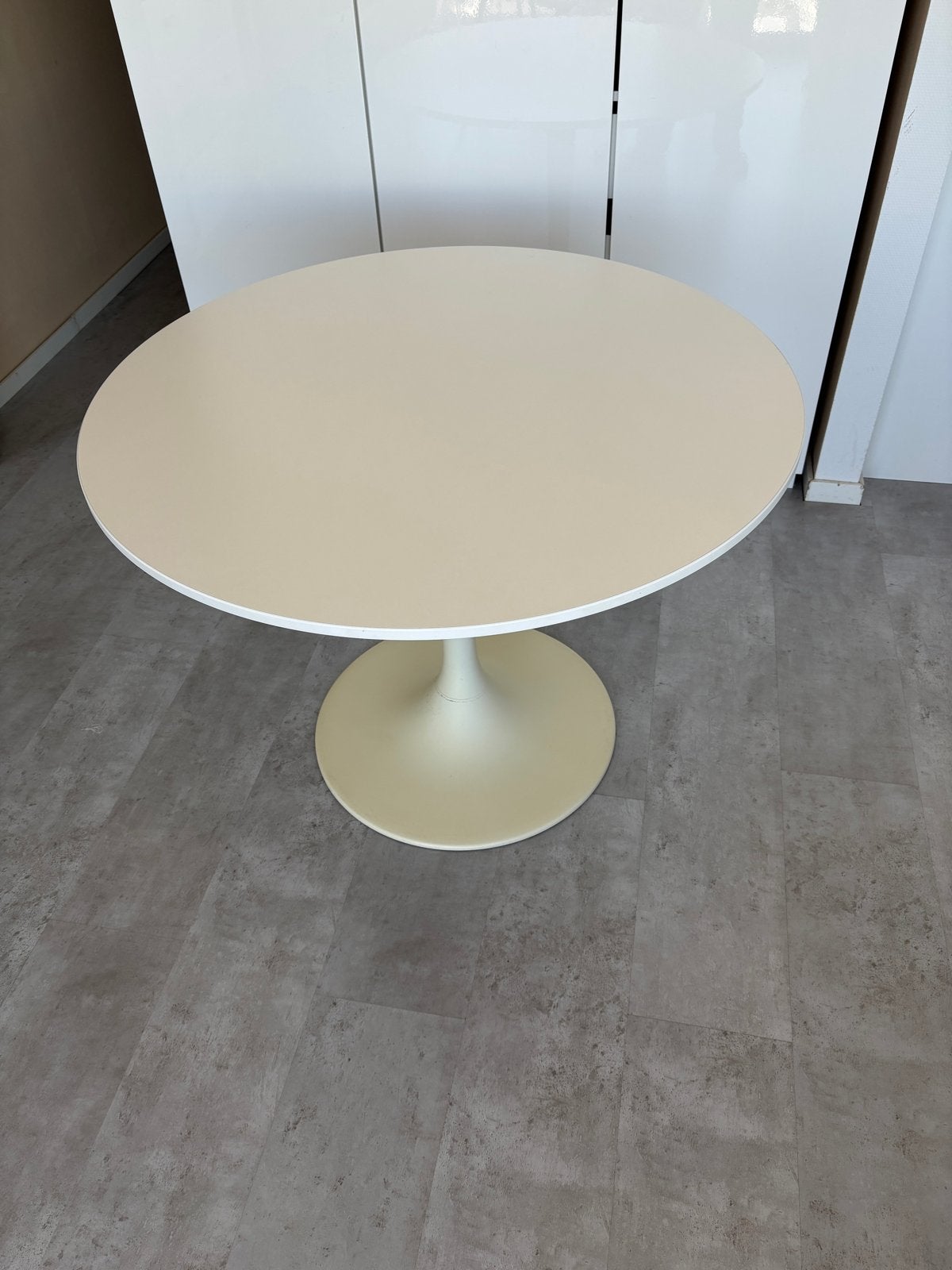 DOCKSTA Ronde Eettafel - Crème/Wit - Modern Design, Ophalen, Kunststof, Gebruikt, 100 tot 150 cm