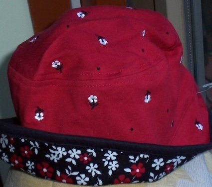 Rood reversible Gymboree hoedje maat 5/7 yrs *NIEUW*, Meisje, Gymboree, Nieuw, Ophalen of Verzenden