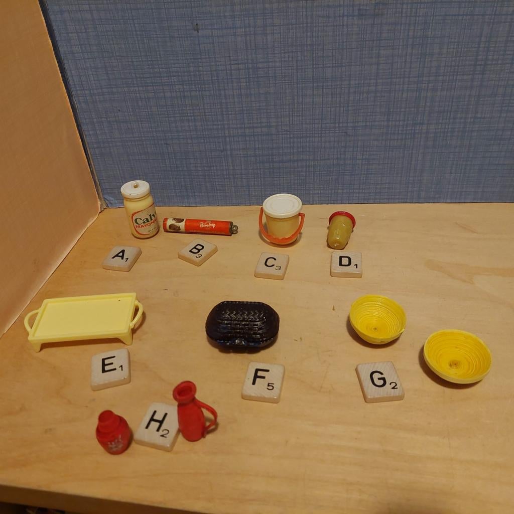 Per letter voor het poppenhuis, Verzamelen, Ophalen of Verzenden, Zo goed als nieuw, Poppenhuis