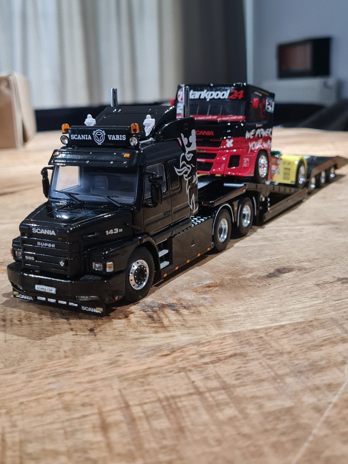 Scania set met trucktransporter en Scania racetruck 1:50, Hobby en Vrije tijd, Modelauto's | 1:50, Verzenden, Zo goed als nieuw
