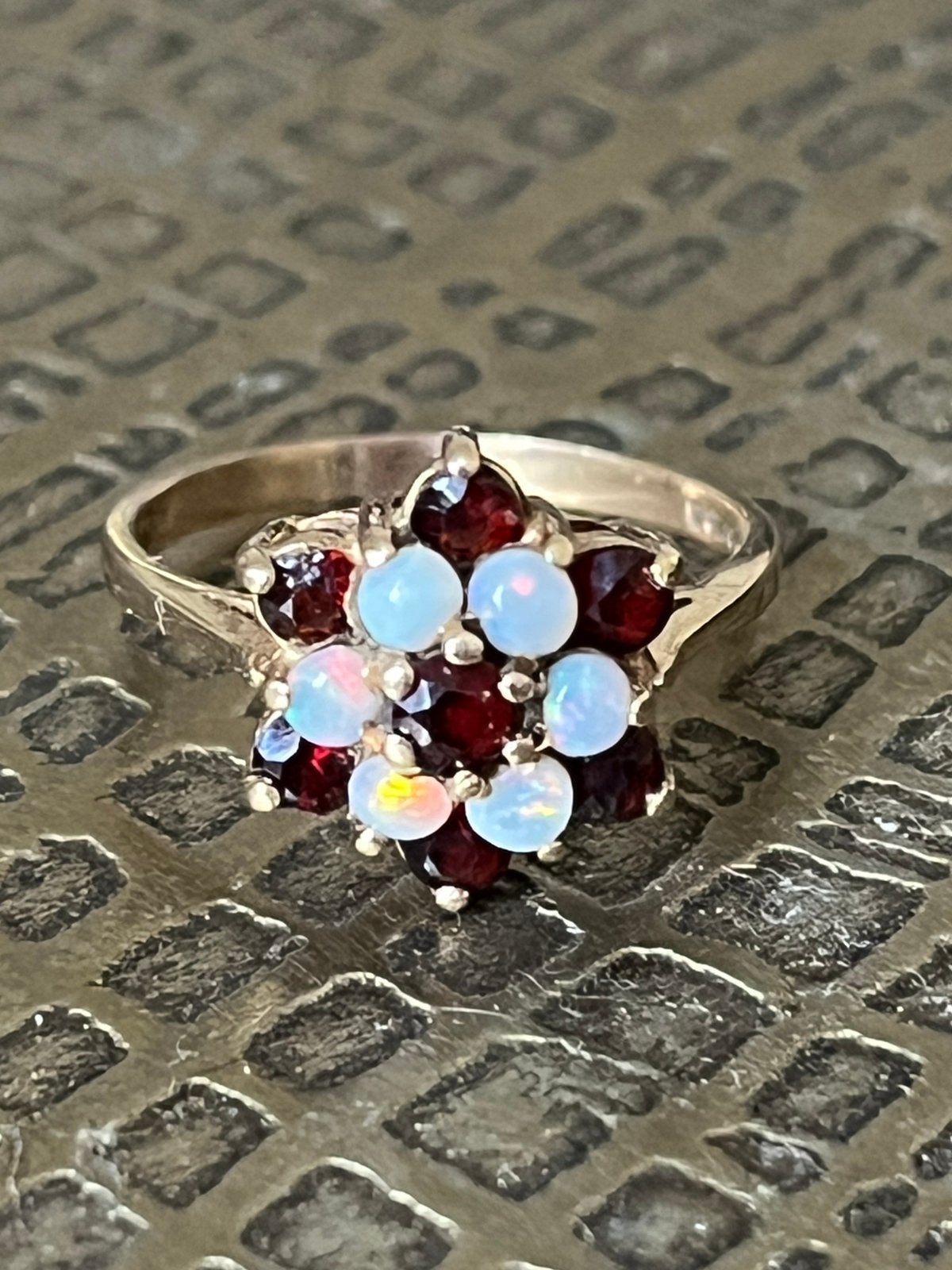 9 karaat gouden ring met opaal & robijn mt 17 ong, Ophalen of Verzenden, Zo goed als nieuw, 17 tot 18, Met edelsteen