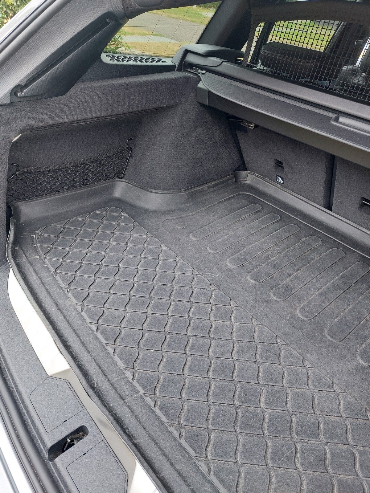 Te koop: rubberen kofferbakmat BMW 330e 2024, Auto diversen, Ophalen, Zo goed als nieuw