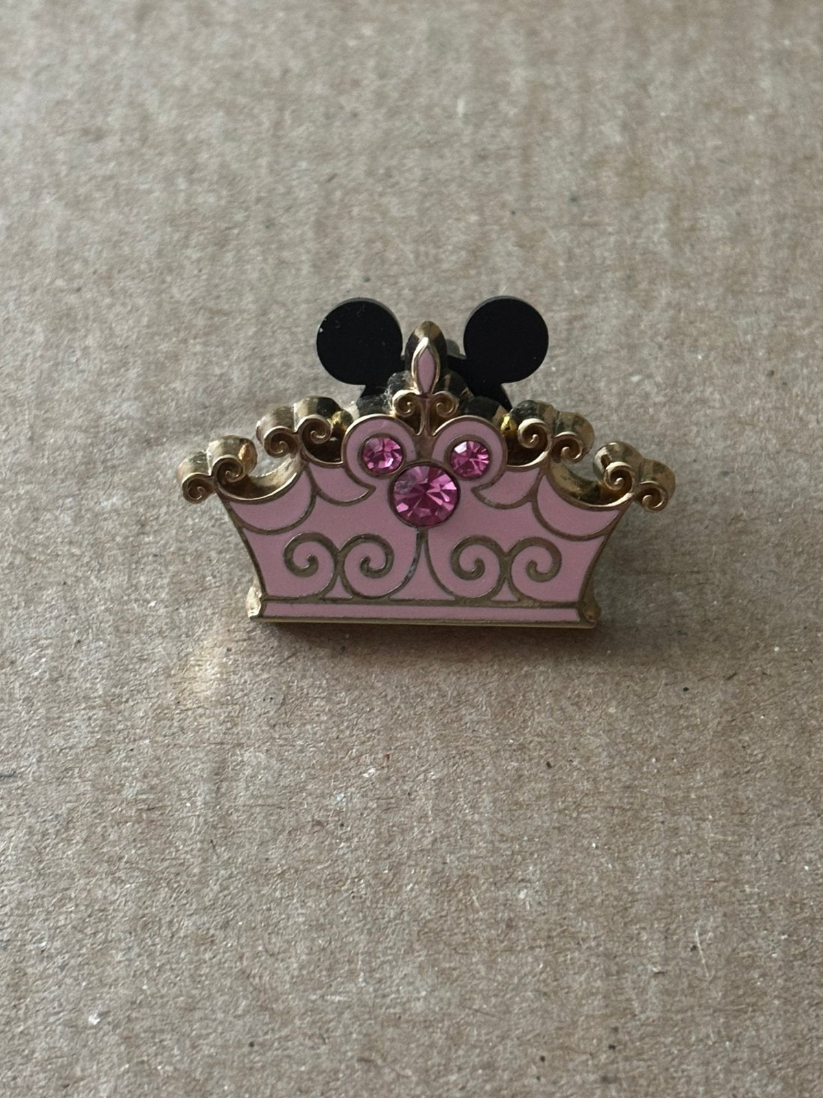 Disney pin Kroontje disneyland parijs, Ophalen of Verzenden, Overige figuren, Zo goed als nieuw