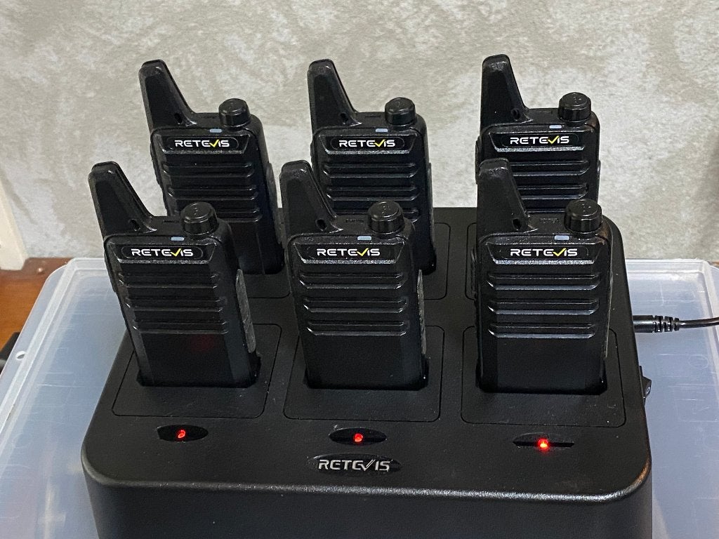 laadstation met portofoons en bijbehorende headsets, Ophalen, Zo goed als nieuw, Portofoon of Walkie-talkie, Met broekklem
