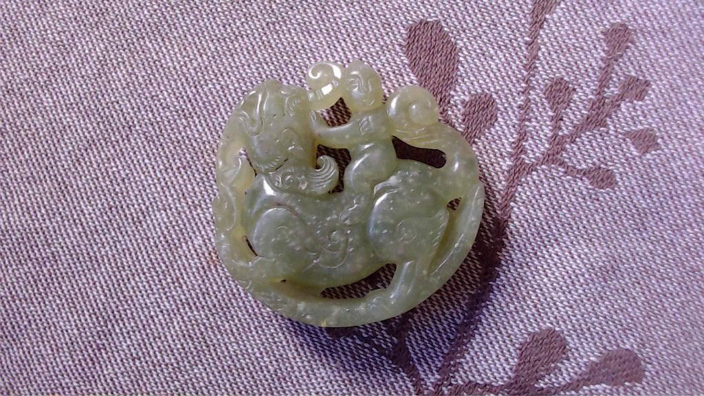 Antieke Chinese Jade Hanger met Draak en Kind, Sieraad, Natuurlijk materiaal, Ophalen of Verzenden, Groen