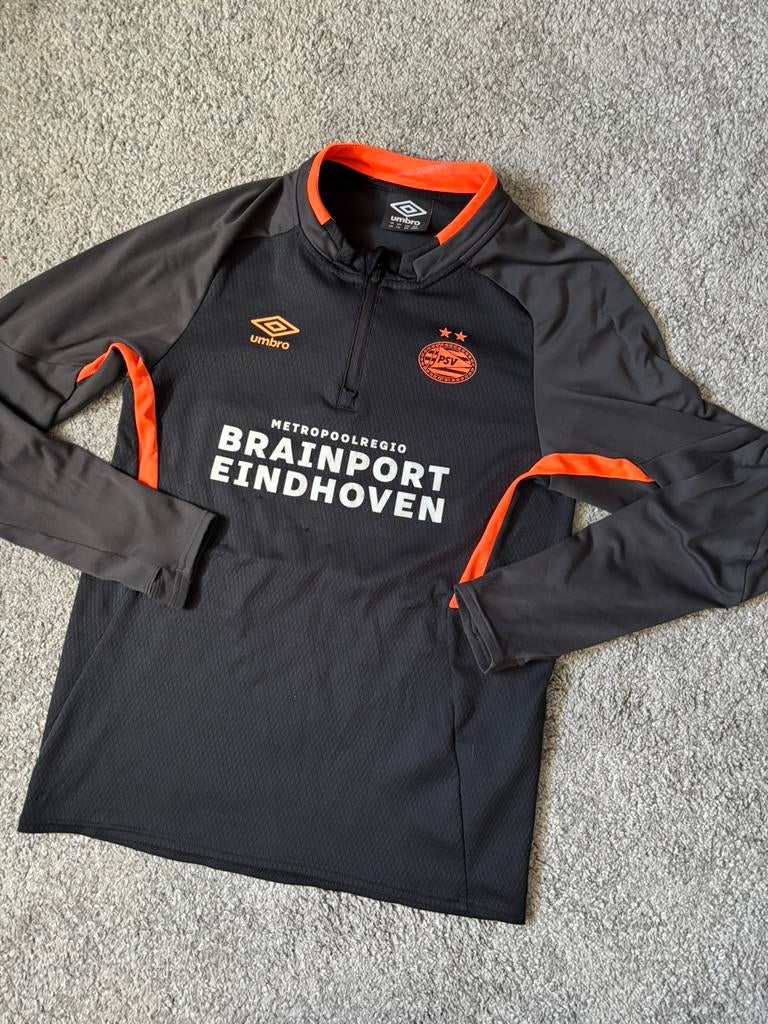 PSV Umbro Trainingsshirt Zwart/Oranje - Maat 158cm, Verzenden, Gebruikt, Jongen, Shirt of Longsleeve