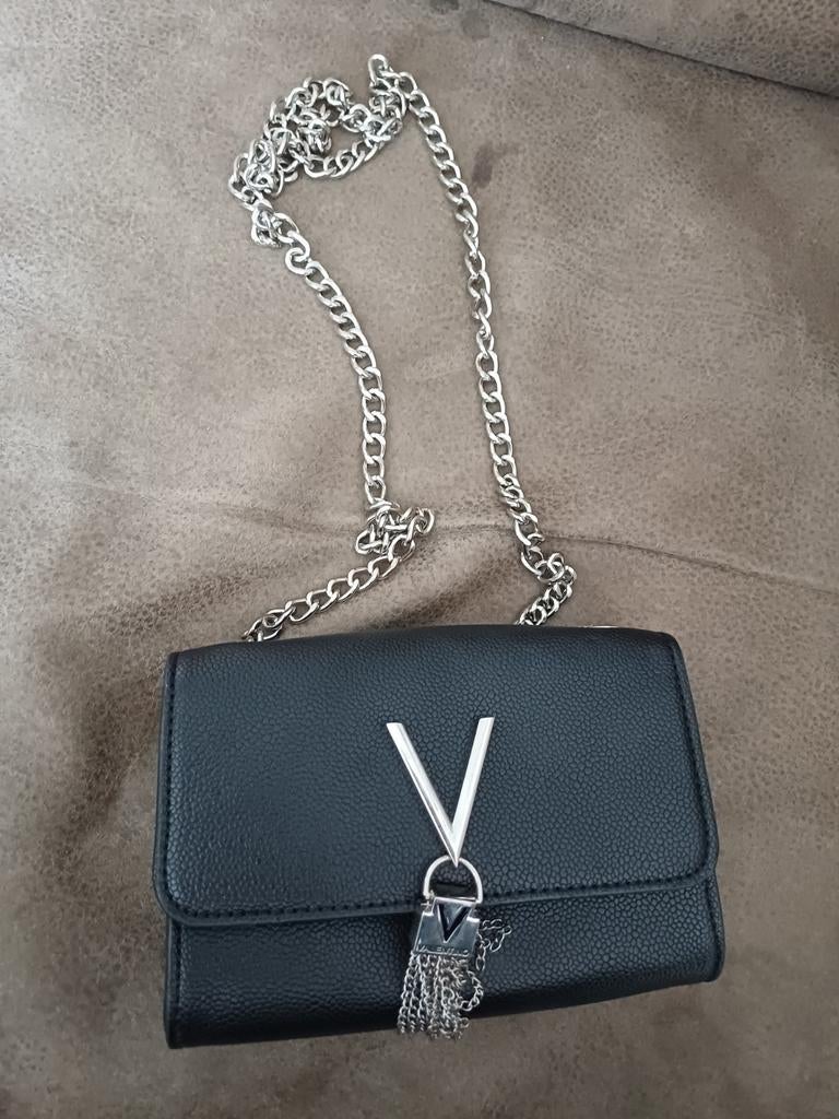 Valentino schoudertasje zwart met zilveren ketting, Ophalen of Verzenden, Zo goed als nieuw, Zwart, Schoudertasje