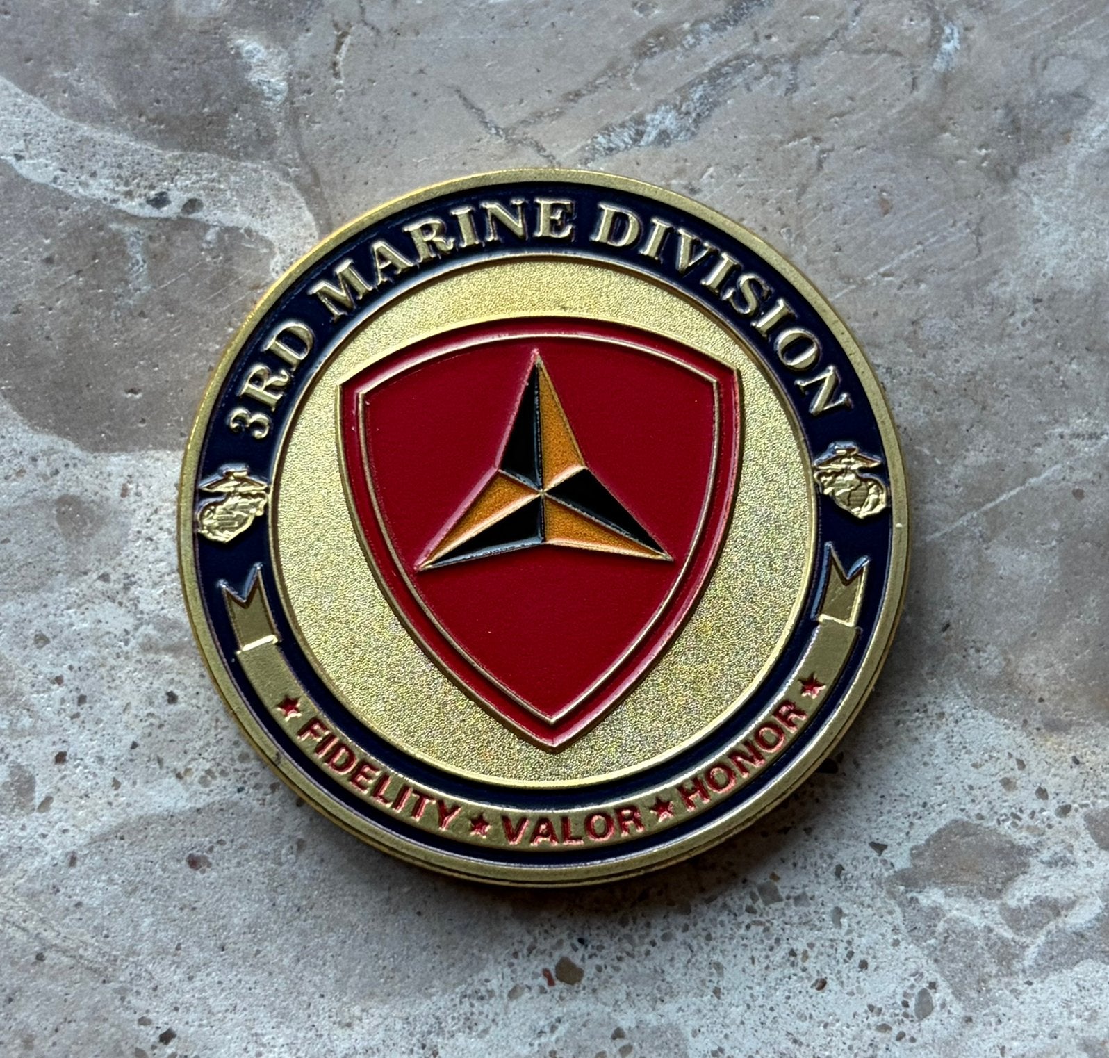 US Marine Corps 3rd marine division coin, Ophalen of Verzenden, Marine, Amerika, Embleem of Badge