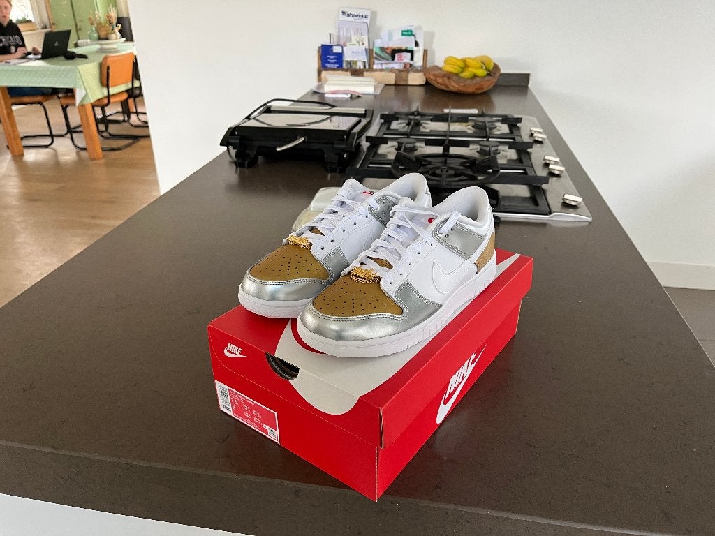 Nike Dunk low Silver and Gold - 38,5, Kleding | Dames, Overige kleuren, Nike, Nieuw, Ophalen of Verzenden