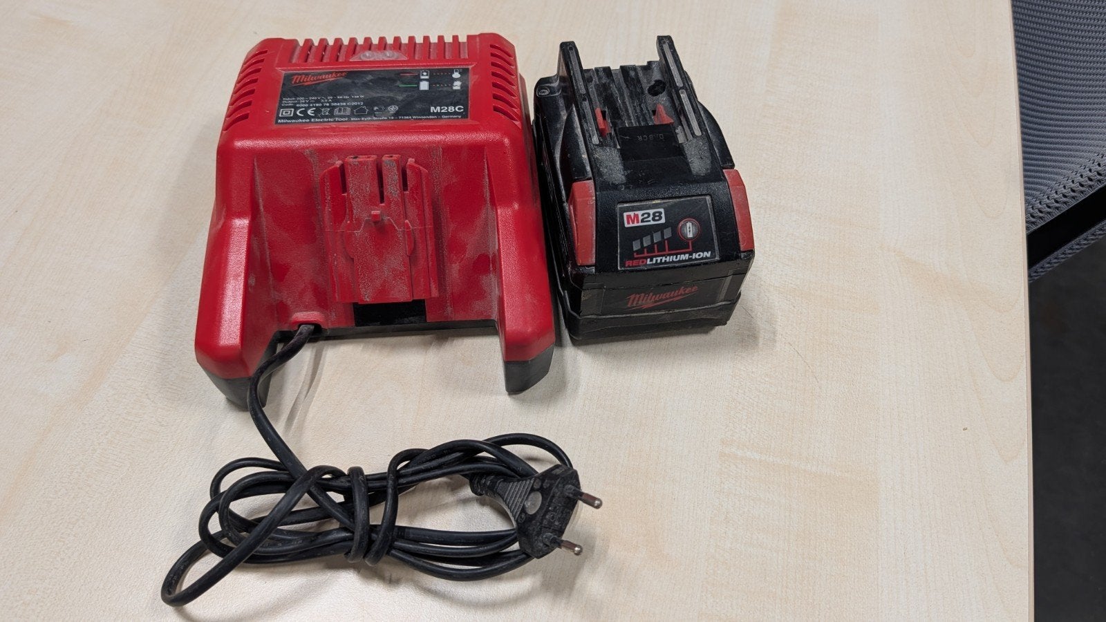 Milwaukee M28 Accu en Oplader (3.0 Ah), Ophalen of Verzenden, Gebruikt, Overige typen