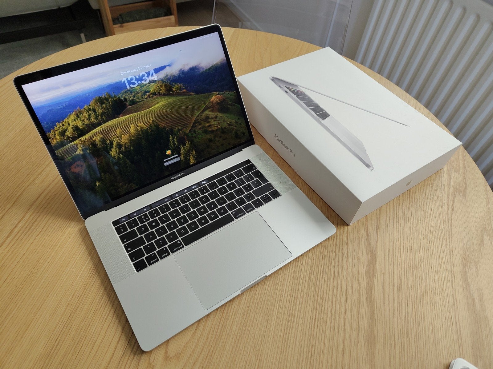 MacBook Pro 15” 2018 Touch Bar Gele waas in scherm, MacBook Pro, Gebruikt, 256 GB, 2 tot 3 Ghz