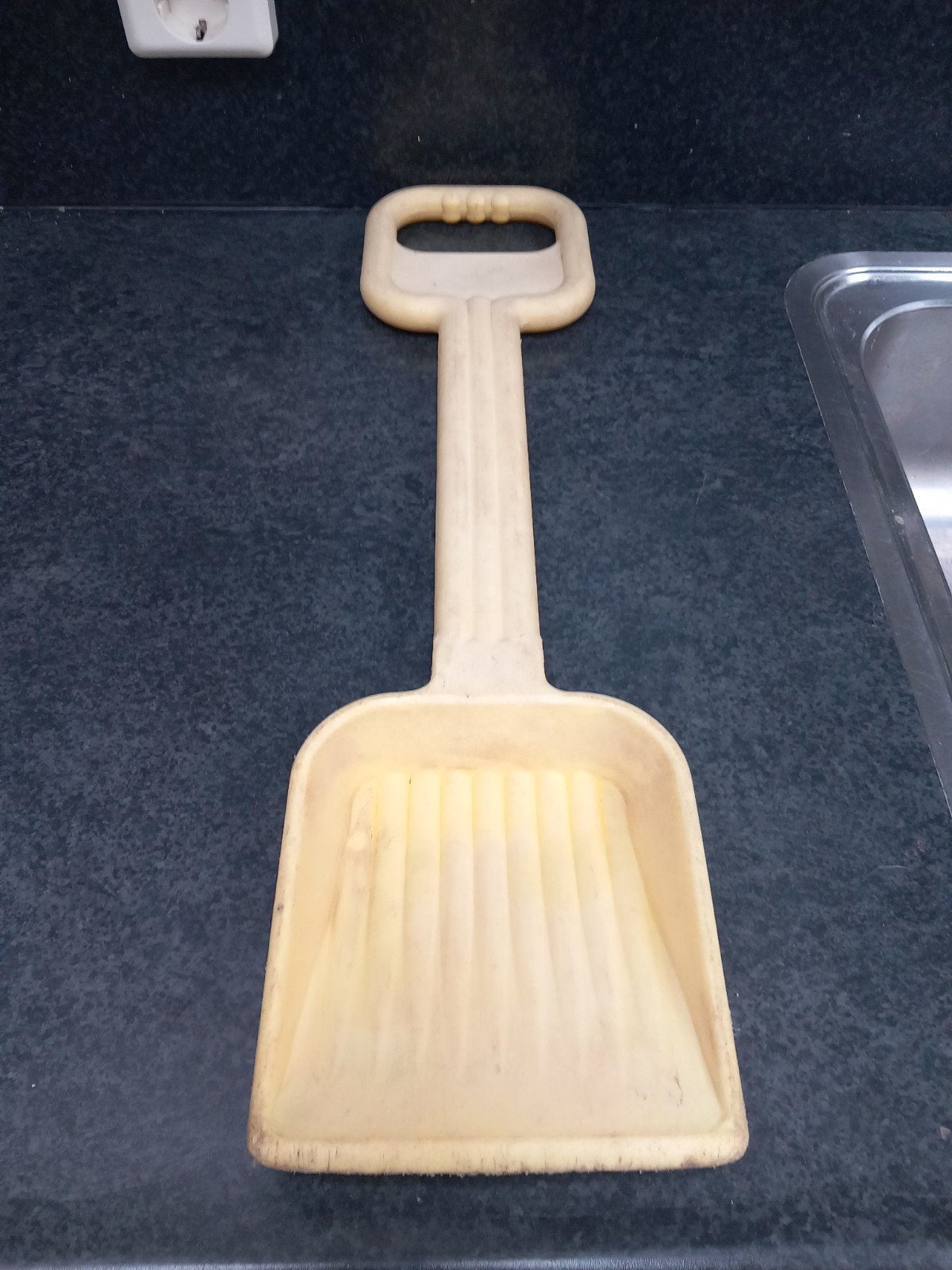 Grote zandbak schep - Geel plastic, Ophalen of Verzenden, Gebruikt