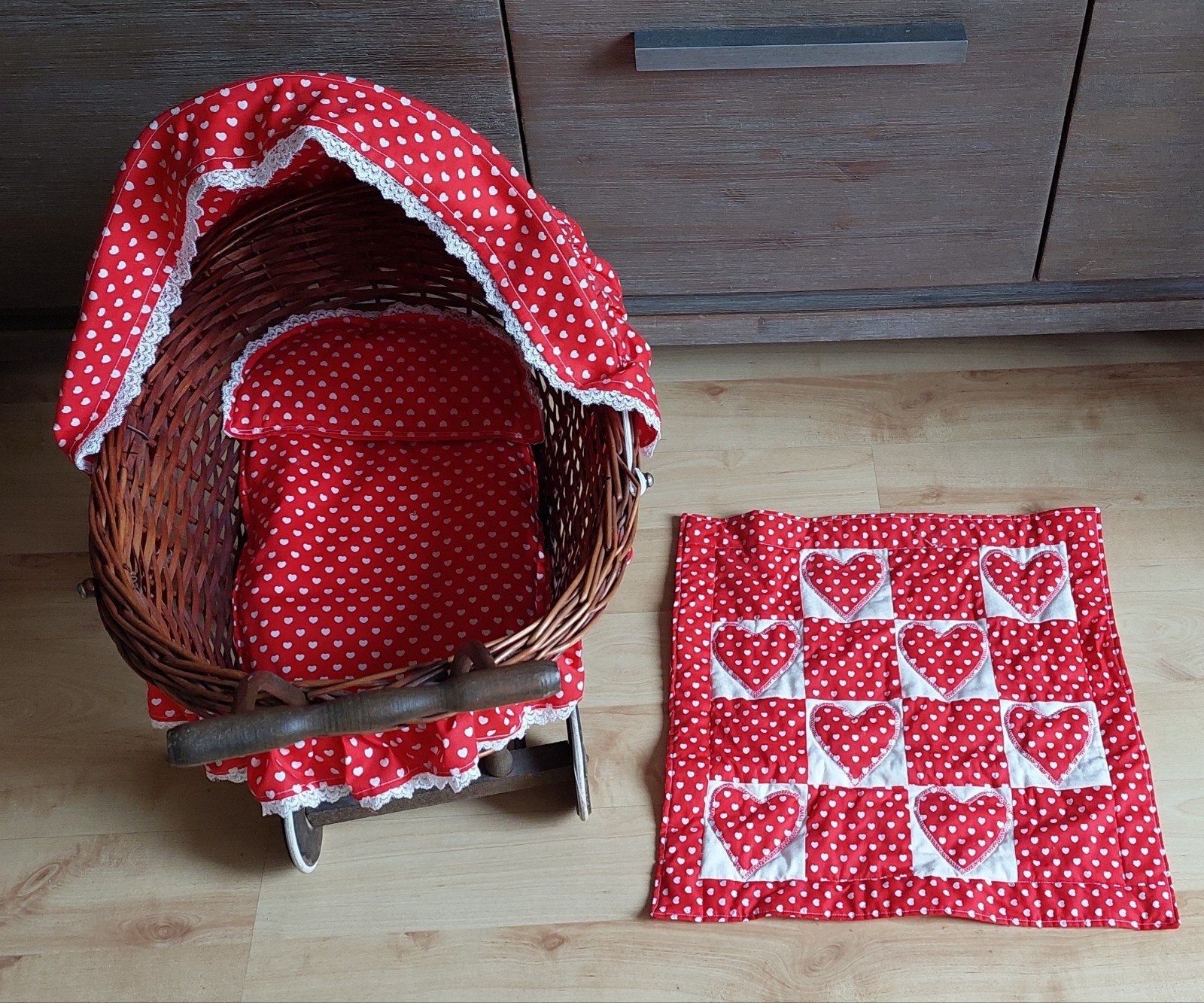 Vintage rotan poppenwagen met rood-wit bekleding, Ophalen, Gebruikt