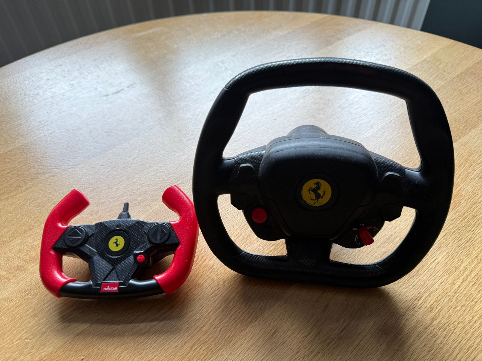Stuur en afstandsbediening Ferrari elektrische speelauto, Ophalen, 1 speler, Racen en Vliegen, Zo goed als nieuw