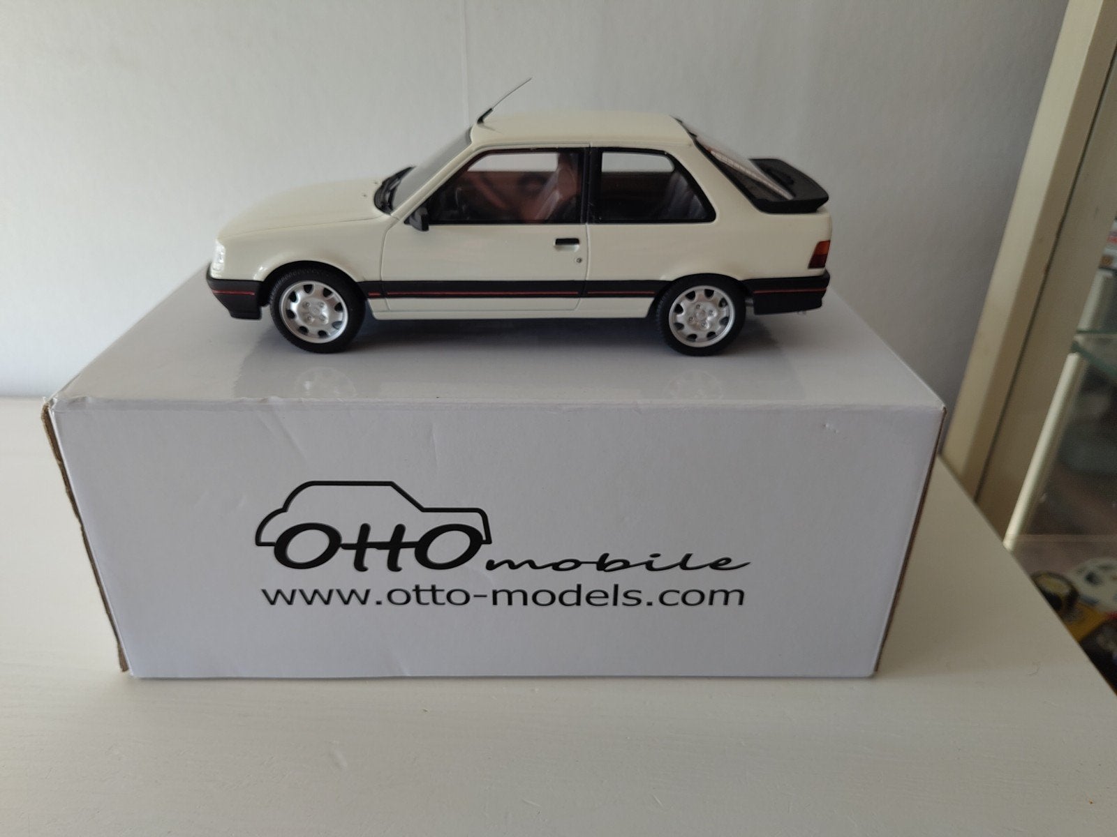 OttOmobile Peugeot 309 GTI Phase 1 wit OT598 1:18, Ophalen of Verzenden, Nieuw, Auto, OttOMobile