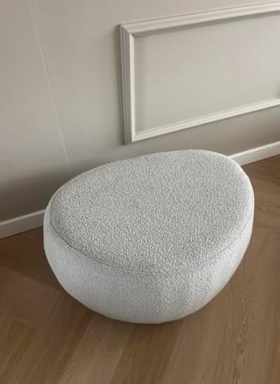 Leuke poef - kleur beige / licht grijs, Huis en Inrichting, Banken | Voetenbanken en Poefen, Ophalen, Gebruikt, Minder dan 50 cm